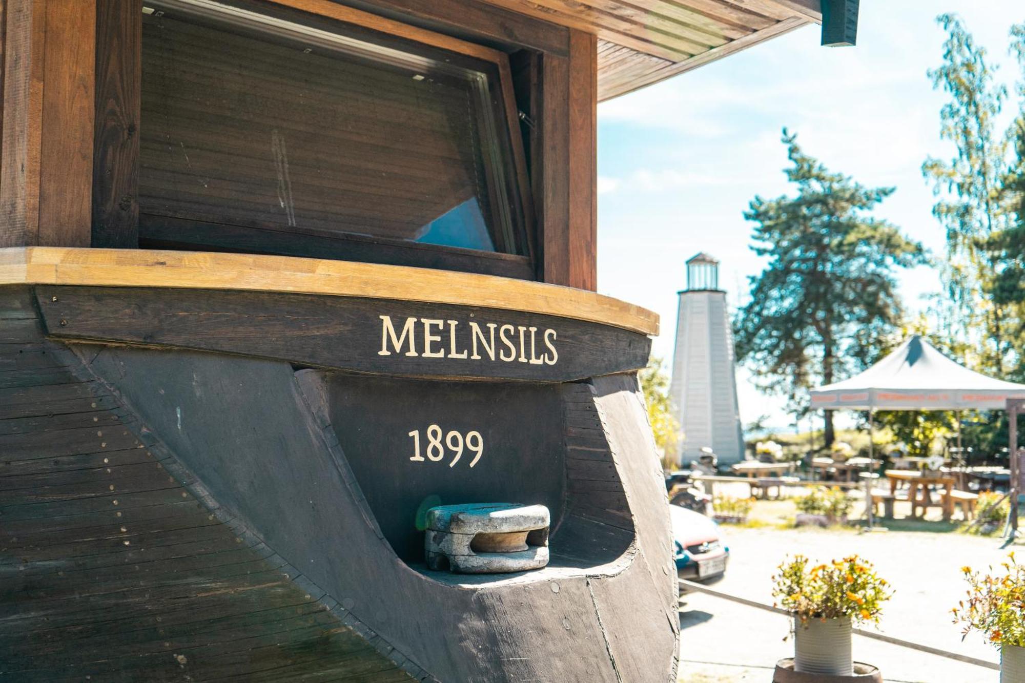 Hotel Viesu Nams Melnsils Exterior foto